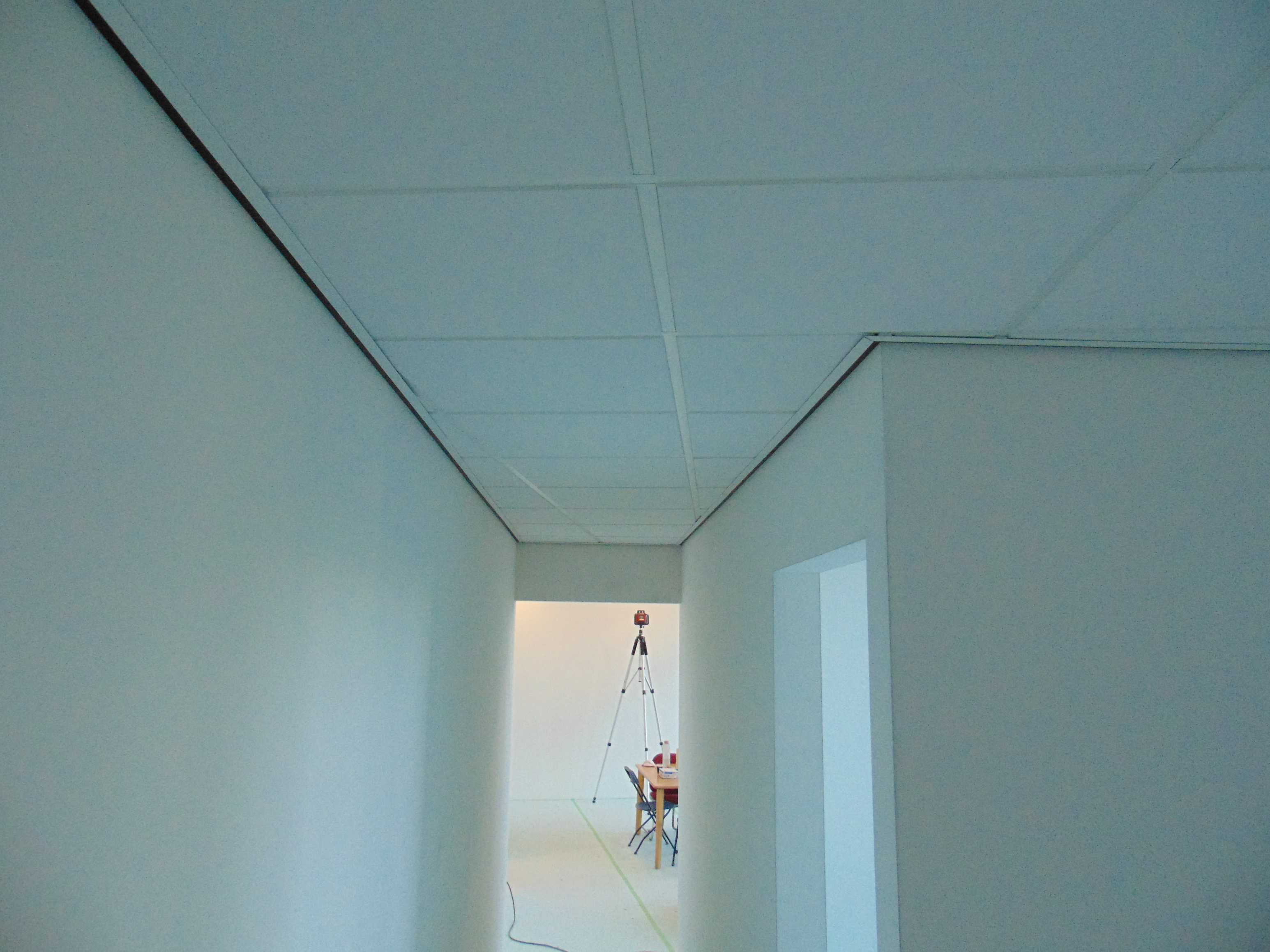 Modern systeemplafond in kantoor