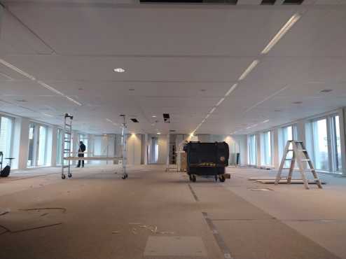 Akoestisch plafond kantoor met LED-verlichting