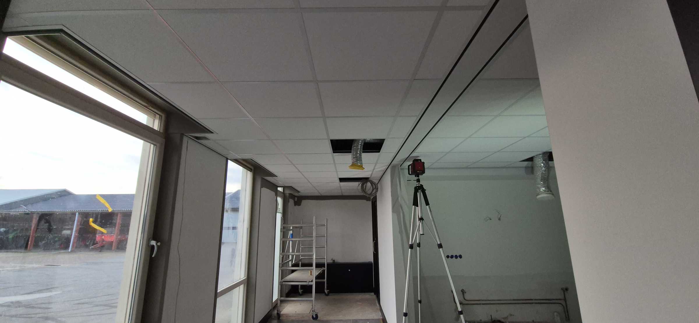 Systeemplafond plaatsen Hoofddorp - akoestisch plafond in modern kantoor
